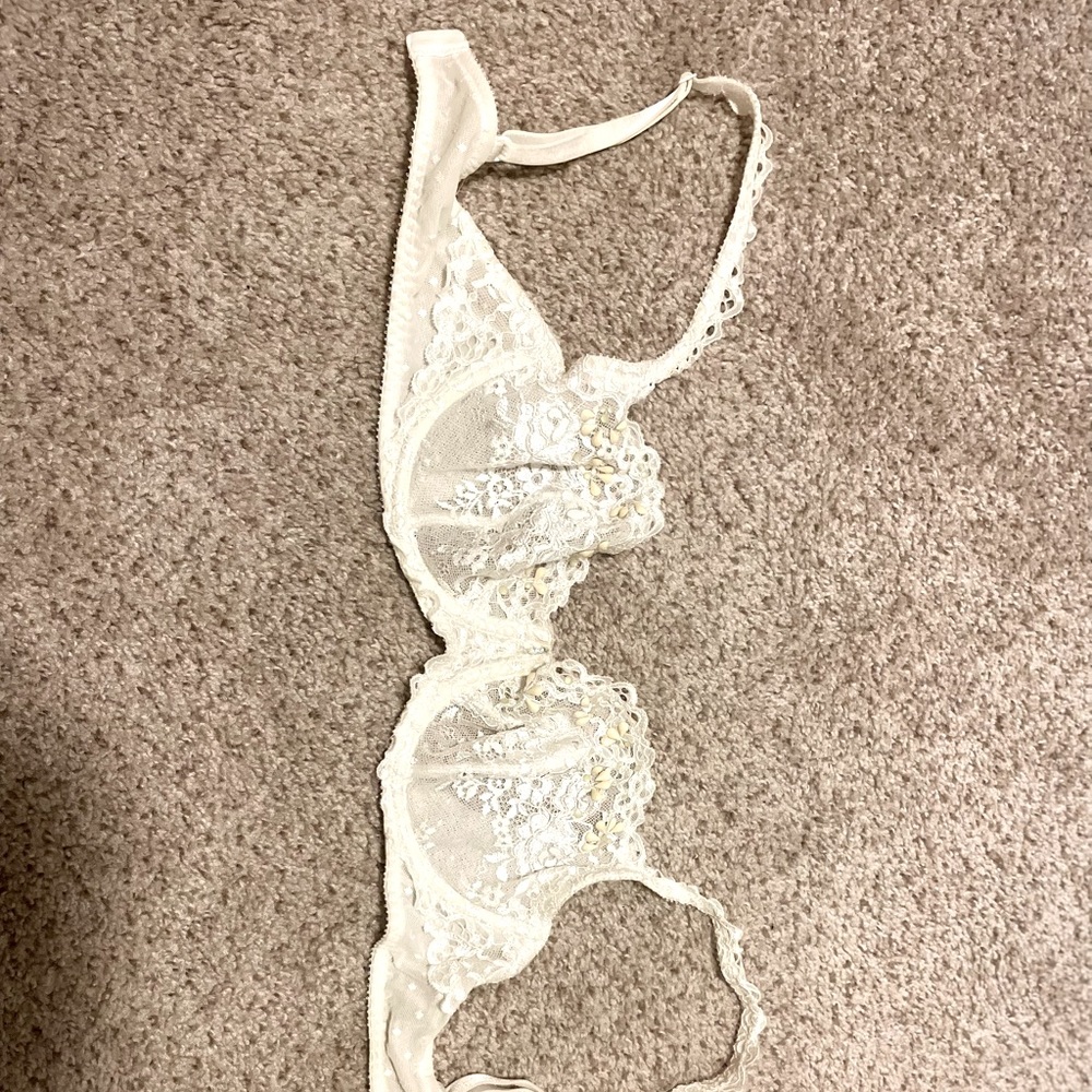 Pretty white lace bra 32D